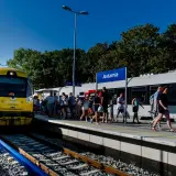 Jak dojechać z Jastrzębiej Góry do Helu? Sprawdź najlepsze opcje transportu