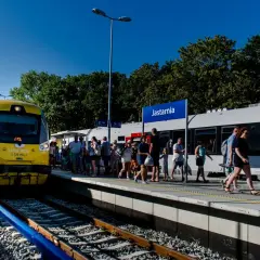 Jak dojechać z Jastrzębiej Góry do Helu? Sprawdź najlepsze opcje transportu