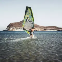 Gdzie na windsurfing w Europie? Odkryj najlepsze miejsca i porady
