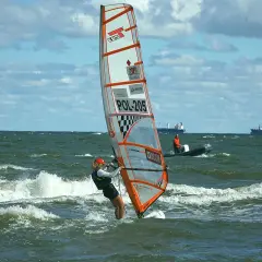 Gdzie uprawiać windsurfing w Polsce? Odkryj najlepsze miejsca i warunki