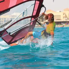 Ile trwa nauka windsurfingu? Odkryj, jak szybko opanujesz ten sport