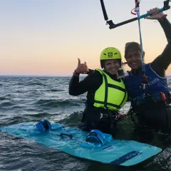 Co to kitesurfing? Poznaj emocje i wyzwania tego sportu wodnego