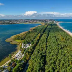 Widok z lotu ptaka na Półwysep Helski: las, plaża, morze i zatoka.