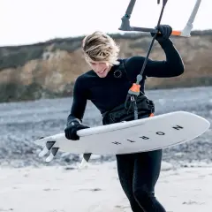 Jaką piankę do kitesurfingu wybrać, aby uniknąć zimna i dyskomfortu?