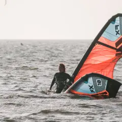 Kitesurfing jaki wiatr – idealne warunki dla każdego poziomu umiejętności