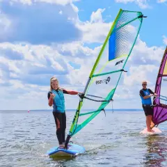 Ile kosztuje windsurfing? Ceny lekcji, kursów i wynajmu sprzętu