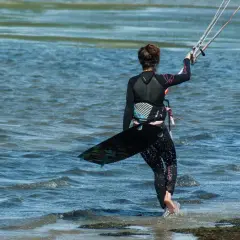 Kitesurfing co to? Poznaj tajniki tego ekscytującego sportu wodnego