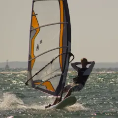 Windsurfing jak pływać – proste kroki, aby uniknąć frustracji