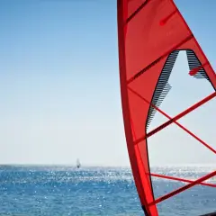 Jaki żagiel do windsurfingu? Wybierz idealny dla siebie sprzęt