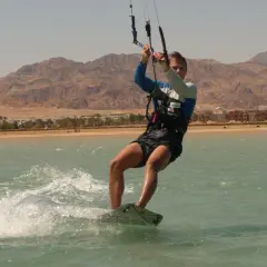 Gdzie najlepiej na kitesurfing? Odkryj idealne miejsca i warunki