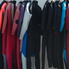 Jaką piankę do windsurfingu wybrać, aby uniknąć zimna i dyskomfortu?