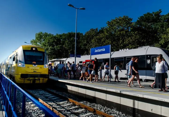 Jak dojechać z Jastrzębiej Góry do Helu? Sprawdź najlepsze opcje transportu
