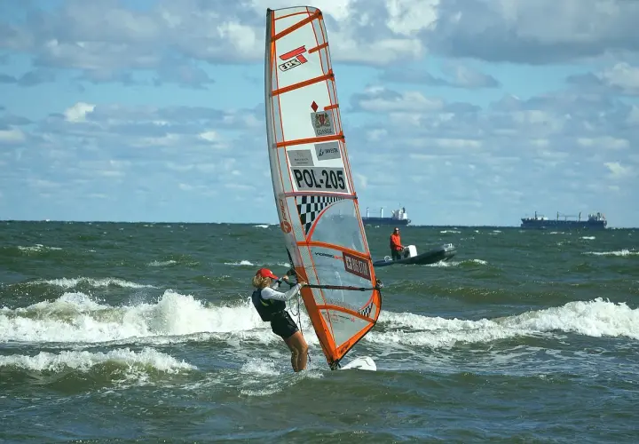 Gdzie uprawiać windsurfing w Polsce? Odkryj najlepsze miejsca i warunki