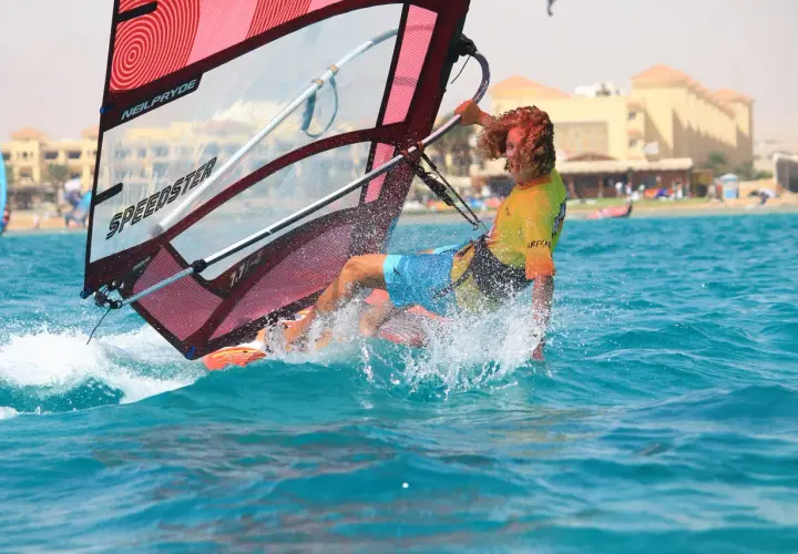 Ile trwa nauka windsurfingu? Odkryj, jak szybko opanujesz ten sport