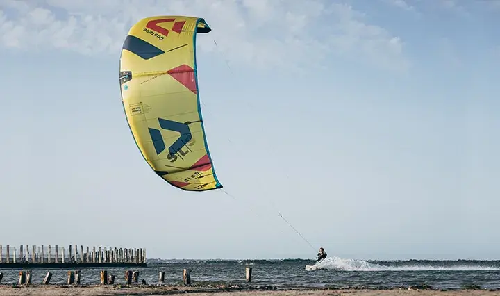 Gdzie kitesurfing w Polsce? Najlepsze miejsca i porady dla Ciebie