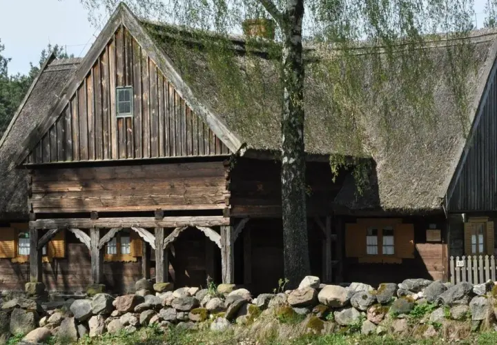 Najciekawsze skanseny w Pomorskim - odkryj historię i kulturę regionu