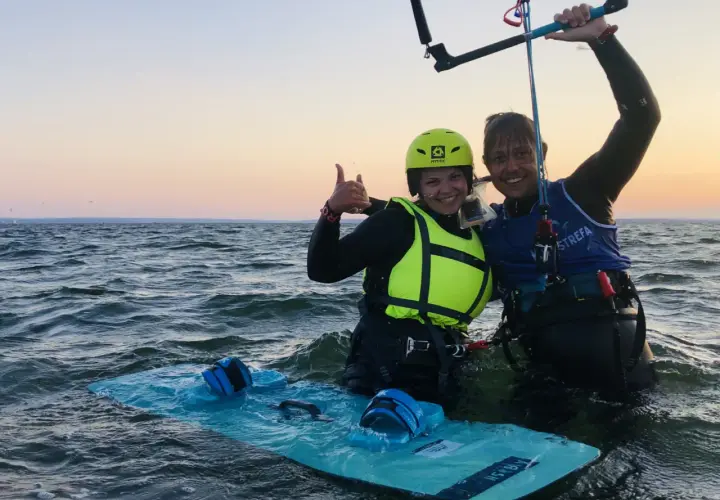 Co to kitesurfing? Poznaj emocje i wyzwania tego sportu wodnego