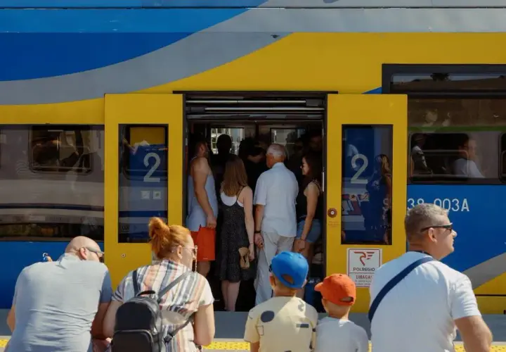 Jak dojechać na Hel z Warszawy? Najlepsze opcje podróży i porady