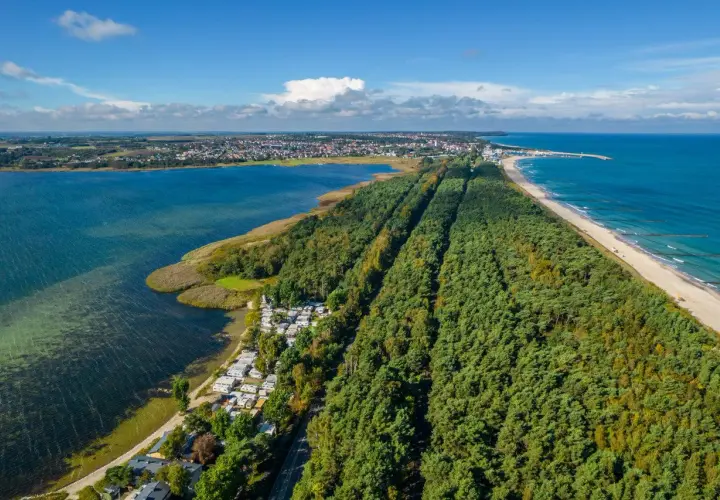 Widok z lotu ptaka na Półwysep Helski: las, plaża, morze i zatoka.