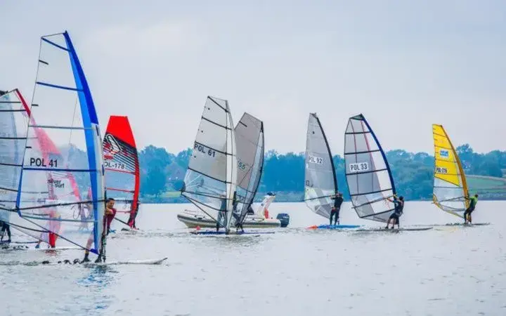 Gdzie uprawiać windsurfing w Mazurach? Najlepsze miejsca i szkoły