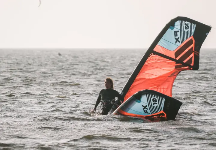 Kitesurfing jaki wiatr – idealne warunki dla każdego poziomu umiejętności