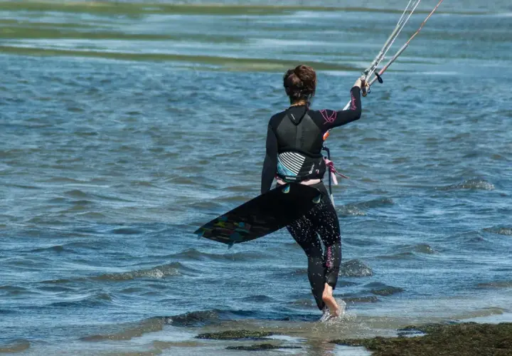Kitesurfing co to? Poznaj tajniki tego ekscytującego sportu wodnego