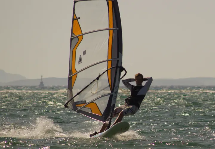 Windsurfing jak pływać – proste kroki, aby uniknąć frustracji