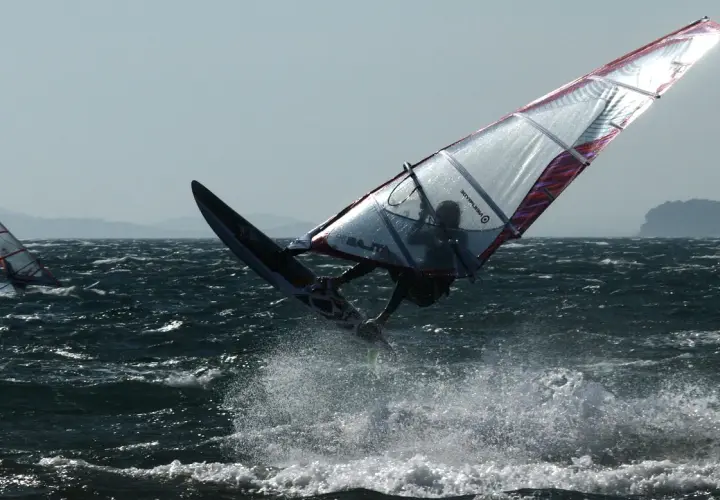 Ile zarabia instruktor windsurfingu? Zaskakujące fakty o wynagrodzeniu