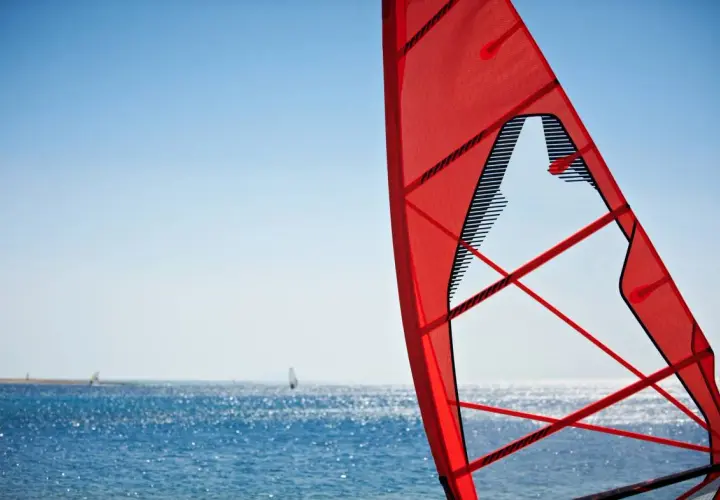 Jaki żagiel do windsurfingu? Wybierz idealny dla siebie sprzęt