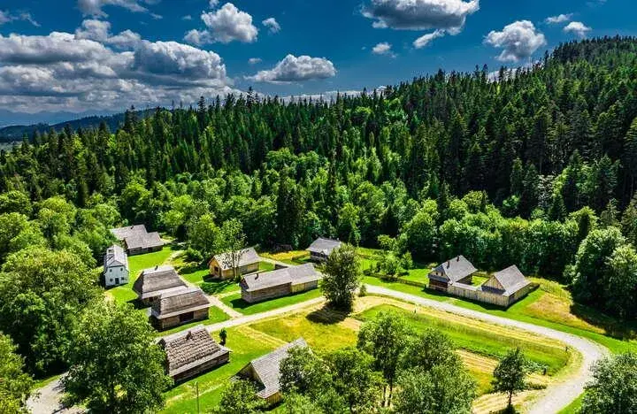 Skansen Zubrzyca: Odkryj fascynującą historię i tradycję regionu