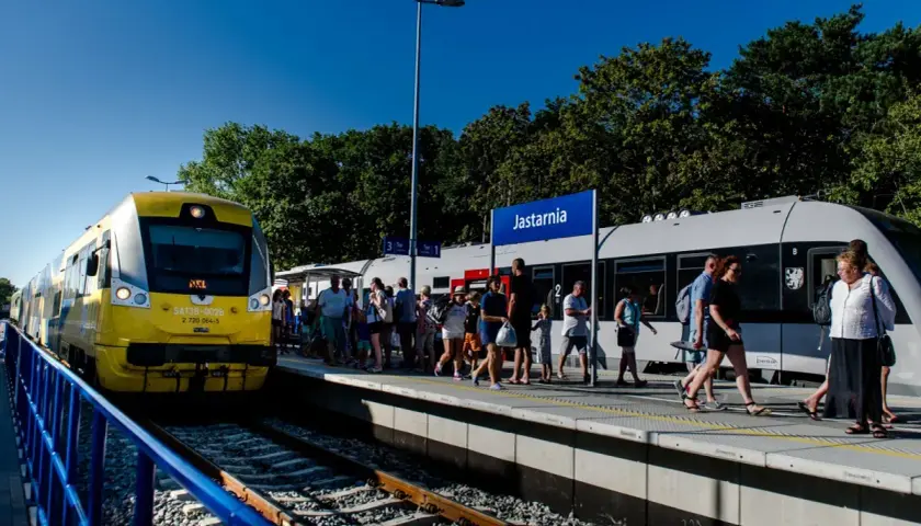 Jak dojechać z Jastrzębiej Góry do Helu? Sprawdź najlepsze opcje transportu
