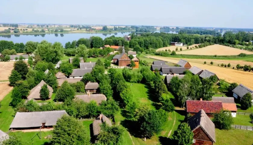 Skansen Wielkopolska: Odkryj fascynujące tradycje ludowe w Dziekanowicach