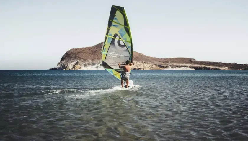 Gdzie na windsurfing w Europie? Odkryj najlepsze miejsca i porady