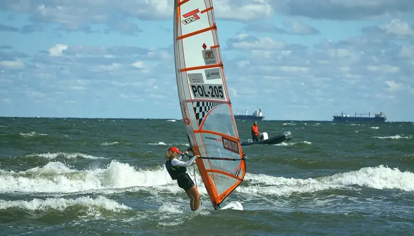 Gdzie uprawiać windsurfing w Polsce? Odkryj najlepsze miejsca i warunki