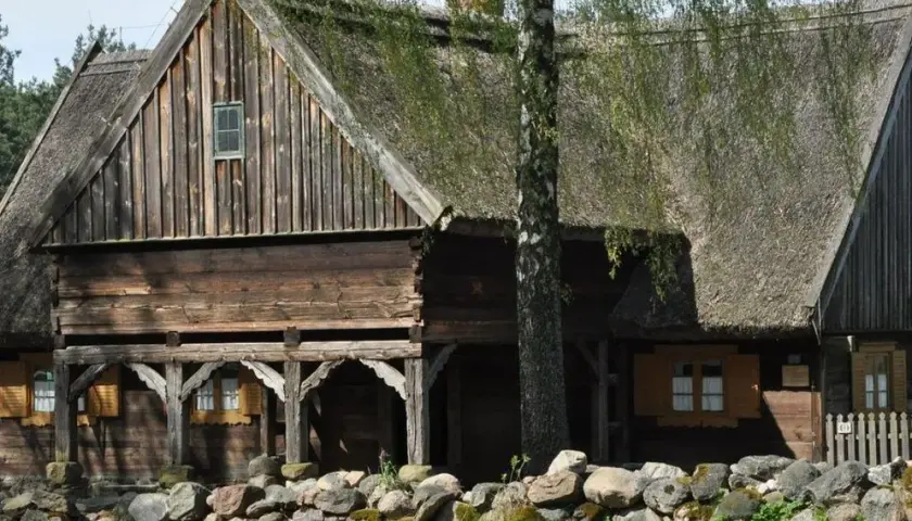 Najciekawsze skanseny w Pomorskim - odkryj historię i kulturę regionu