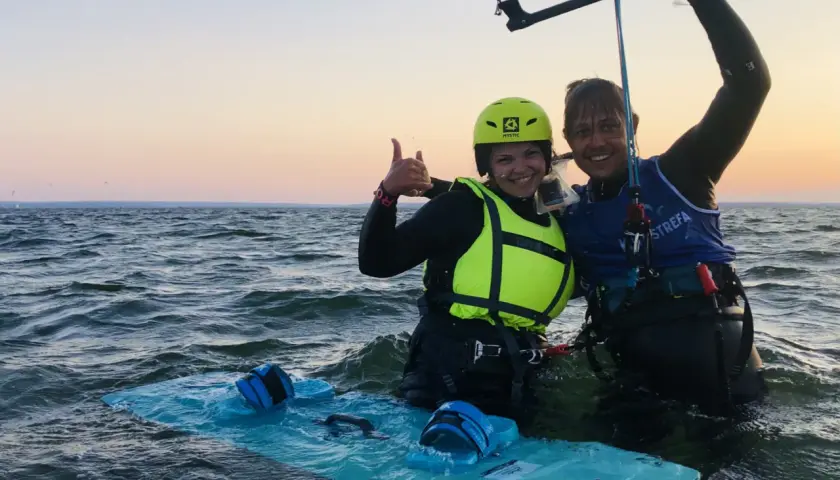 Co to kitesurfing? Poznaj emocje i wyzwania tego sportu wodnego
