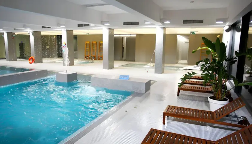 Skansen basen: Czy basen i jacuzzi spełnią Twoje oczekiwania?