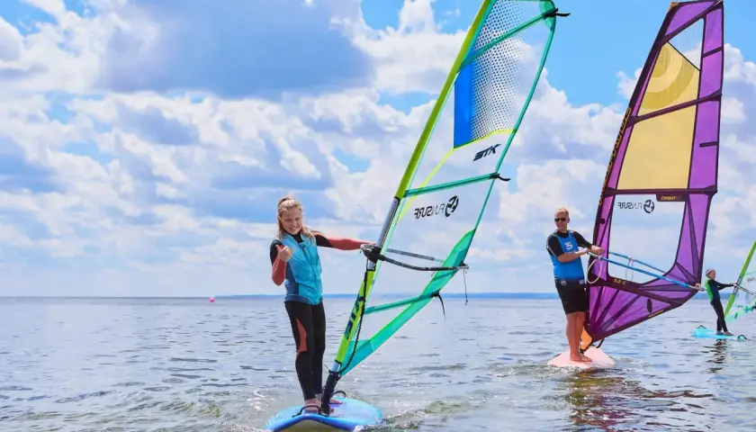 Ile kosztuje windsurfing? Ceny lekcji, kursów i wynajmu sprzętu
