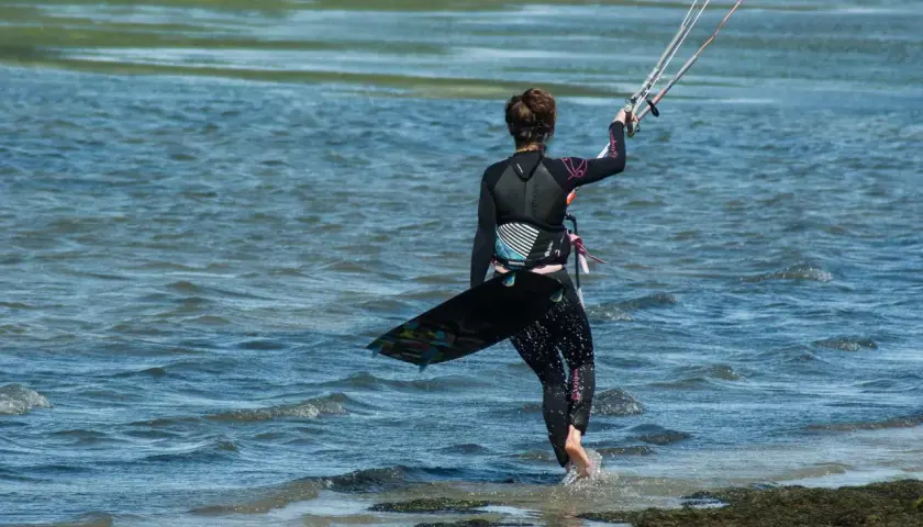 Kitesurfing co to? Poznaj tajniki tego ekscytującego sportu wodnego