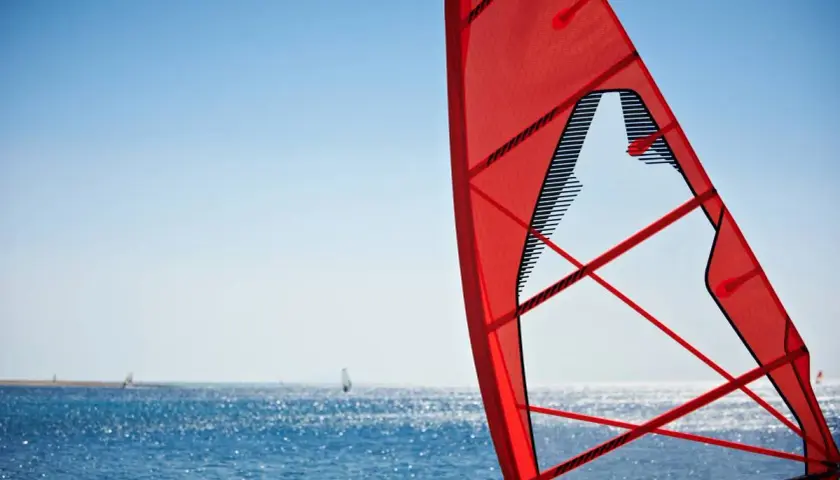 Jaki żagiel do windsurfingu? Wybierz idealny dla siebie sprzęt