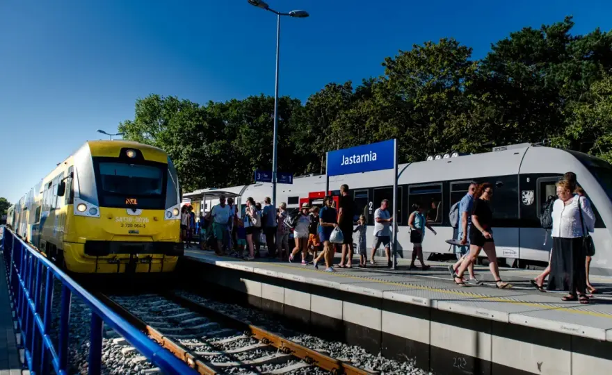Jak dojechać z Jastrzębiej Góry do Helu? Sprawdź najlepsze opcje transportu