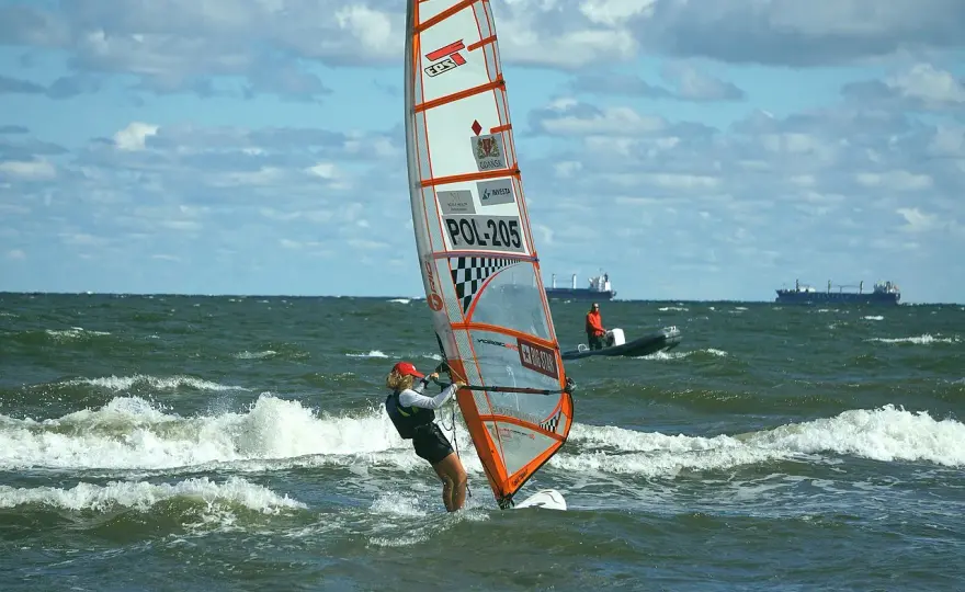 Gdzie uprawiać windsurfing w Polsce? Odkryj najlepsze miejsca i warunki