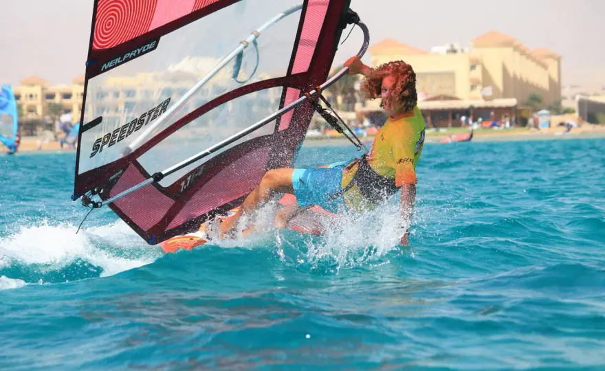 Ile trwa nauka windsurfingu? Odkryj, jak szybko opanujesz ten sport