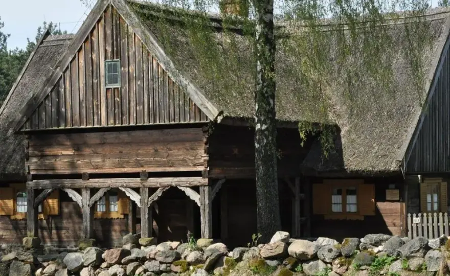 Najciekawsze skanseny w Pomorskim - odkryj historię i kulturę regionu