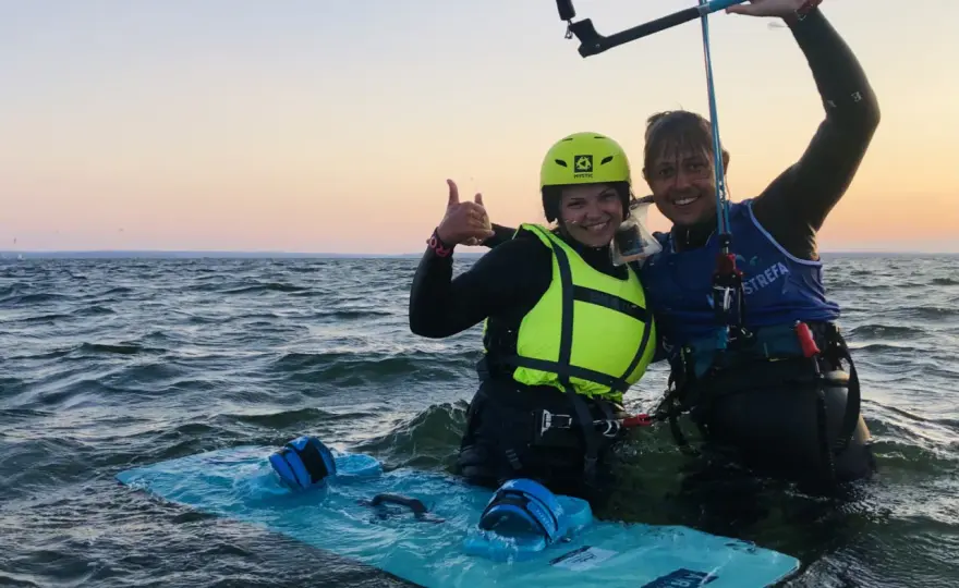 Co to kitesurfing? Poznaj emocje i wyzwania tego sportu wodnego