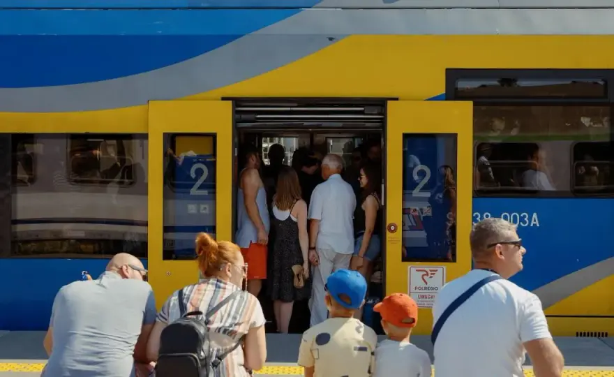 Jak dojechać na Hel z Warszawy? Najlepsze opcje podróży i porady