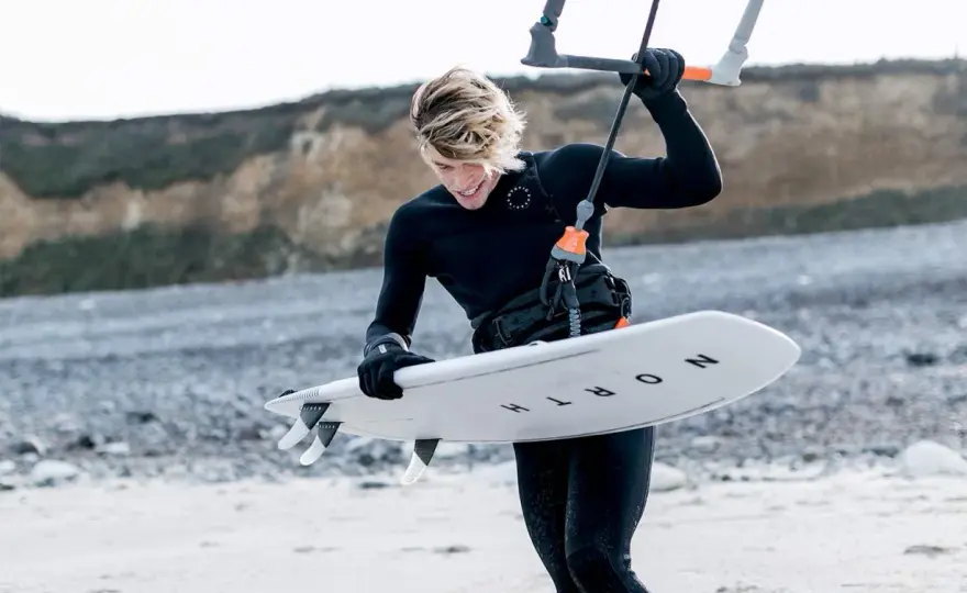 Jaką piankę do kitesurfingu wybrać, aby uniknąć zimna i dyskomfortu?