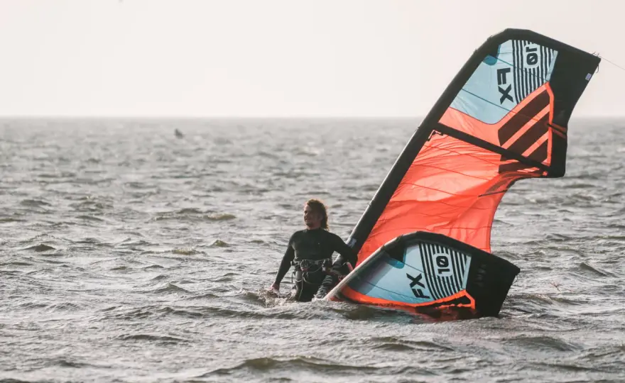 Kitesurfing jaki wiatr – idealne warunki dla każdego poziomu umiejętności