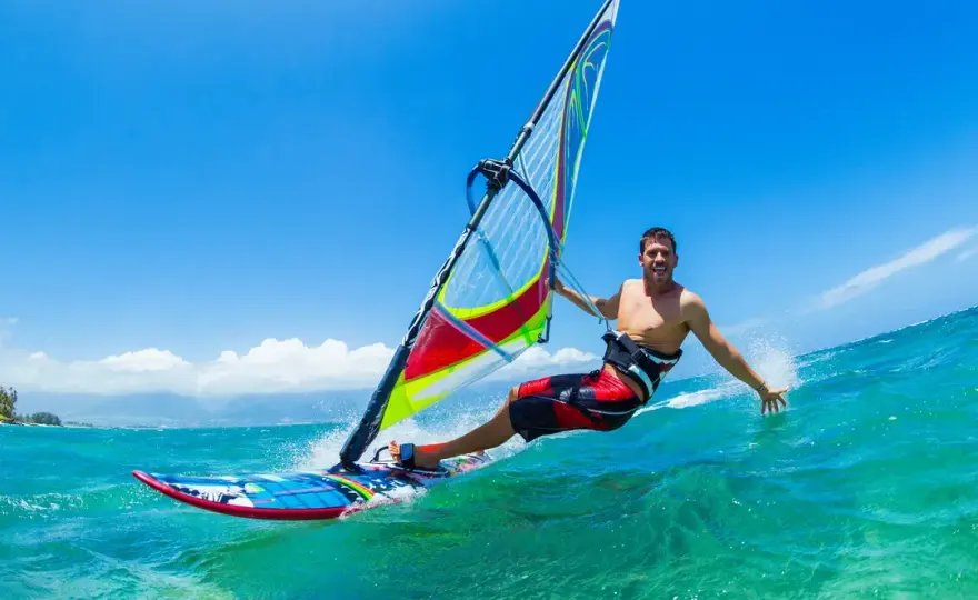 Co to jest windsurfing? Poznaj pasjonujący świat sportów wodnych