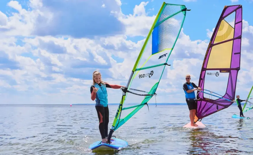 Ile kosztuje windsurfing? Ceny lekcji, kursów i wynajmu sprzętu